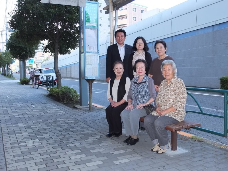 江戸川区議会議員 窪田龍一　完成したバス停のイスで皆様と